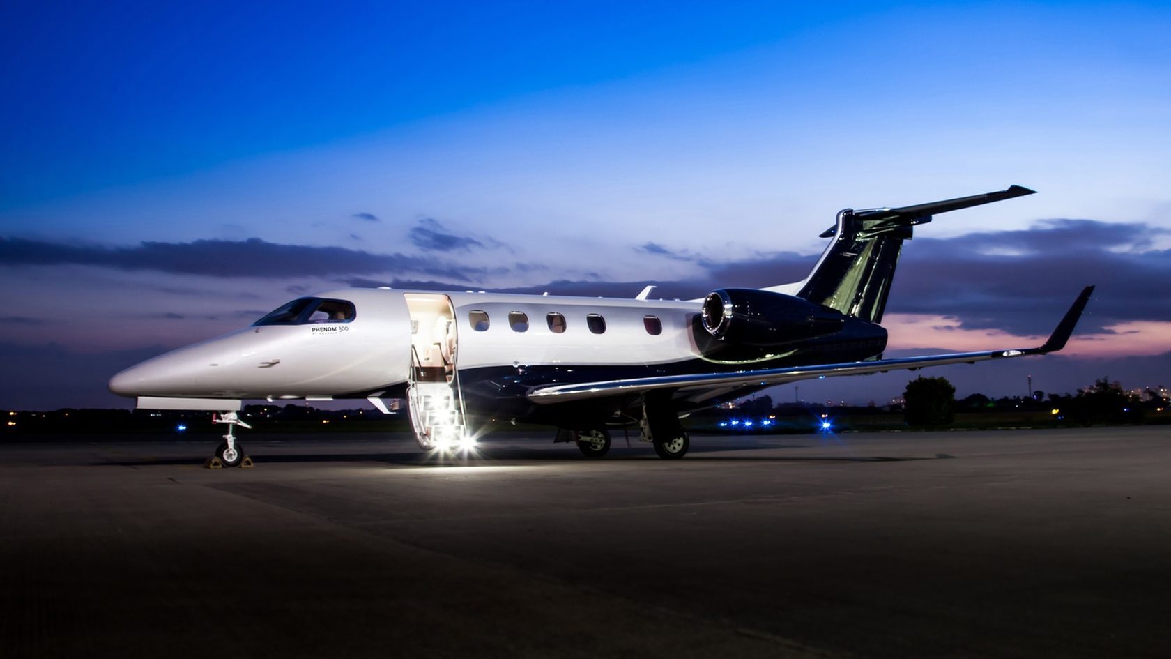 EMBRAER PHENOM 300 — фото 1